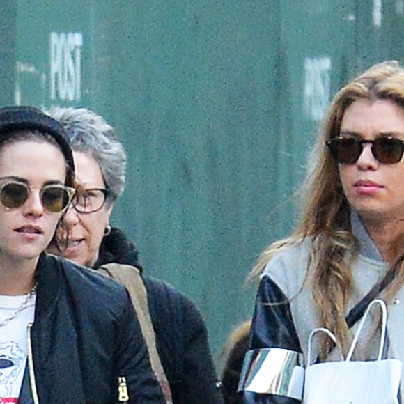 Exclusif - Kristen Stewart et sa petite amie Stella Maxwell à New York, le 6 février 2017.
