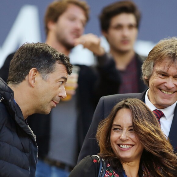 Stéphane Plaza et la compagne de Kad Merad , Julia Vignali, assistent au match de football Bordeaux/ Marseille au stade de Bordeaux le 14 Mai 2107. © Patrick Bernard-Quentin Salinier/ Bestimage