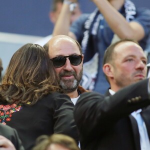 Kad Merad et sa compagne Julia Vignali assistent au match de football Bordeaux/ Marseille au stade de Bordeaux le 14 Mai 2107. © Patrick Bernard-Quentin Salinier/ Bestimage