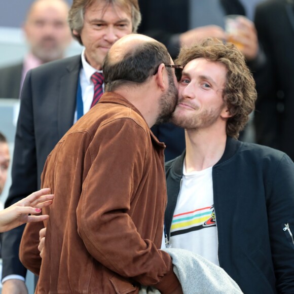 Baptiste Lecaplain, Kad Merad et sa compagne Julia Vignali assistent au match de football Bordeaux/ Marseille au stade de Bordeaux le 14 Mai 2107. © Patrick Bernard-Quentin Salinier/ Bestimage