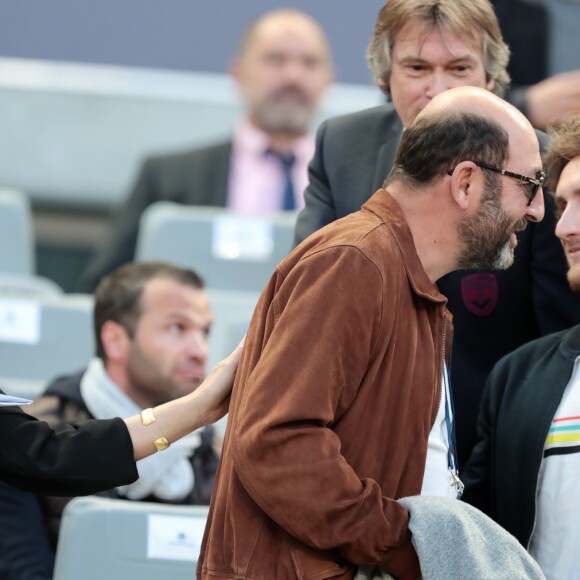 Baptiste Lecaplain, Kad Merad et sa compagne Julia Vignali assistent au match de football Bordeaux/ Marseille au stade de Bordeaux le 14 Mai 2107. © Patrick Bernard-Quentin Salinier/ Bestimage