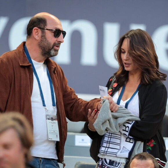 Kad Merad et sa compagne Julia Vignali assistent au match de football Bordeaux/ Marseille au stade de Bordeaux le 14 Mai 2107. © Patrick Bernard-Quentin Salinier/ Bestimage