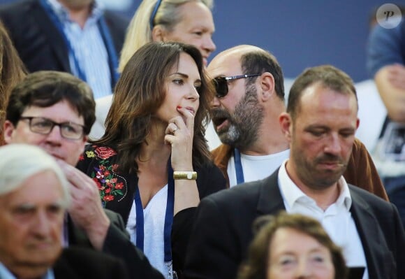 Kad Merad et sa compagne Julia Vignali assistent au match de football Bordeaux/ Marseille au stade de Bordeaux le 14 Mai 2107. © Patrick Bernard-Quentin Salinier/ Bestimage