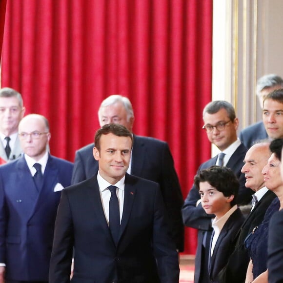 Bernard Cazeneuve, Gérard Larcher, Emmanuel Macron, Sébastien Auzière, Jean-Michel Macron et Françoise Noguès-Macron - Le président Emmanuel Macron a reçu le collier de Grand maître de la Légion d'honneur dans la Salle des fêtes du palais de l'Elysée à Paris, le 14 mai 2017. © Dominique Jacovides-Sébastien Valiela/Bestimage