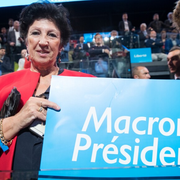 Françoise Noguès-Macron (mère E. Macron) - La famille, les amis et soutiens d'Emmanuel Macron dans les tribunes lors du grand meeting d'Emmanuel Macron, candidat d'En Marche! à l'élection présidentielle 2017, à l'AccorHotels Arena à Paris, le lundi 17 avril 2017. © Cyril Moreau/Bestimage