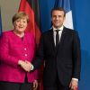 Pour son premier déplacement officiel à l'étranger, le président Emmanuel Macron rencontre la chancelière Angela Merkel lors d'une conférence de presse à Berlin en Allemagne le 15 mai 2017.