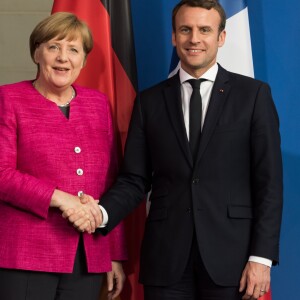 Pour son premier déplacement officiel à l'étranger, le président Emmanuel Macron rencontre la chancelière Angela Merkel lors d'une conférence de presse à Berlin en Allemagne le 15 mai 2017.