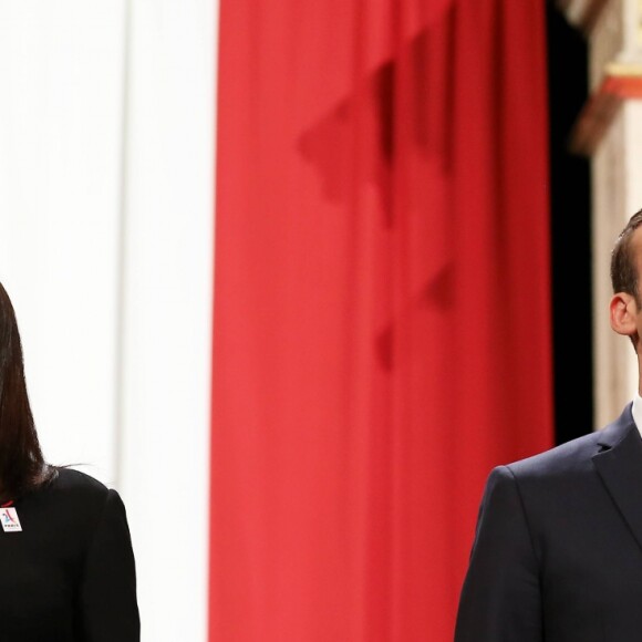 Anne Hidalgo et Emmanuel Macron - Le président de la République française E. Macron à l'hôtel de ville de Paris pour une cérémonie avec la maire de Paris A. Hidalgo à Paris le 14 mai 2017. © Dominique Jacovides-Sébastien Valiela/Bestimage