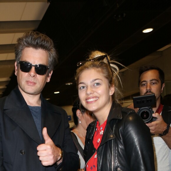 Benjamin Biolay et Louane Emera arrivent à l'aéroport de Nice dans le cadre du 70e Festival International du Film de Cannes, le 16 mai 2017.