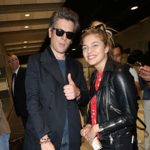 Benjamin Biolay et Louane Emera arrivent à l'aéroport de Nice dans le cadre du 70e Festival International du Film de Cannes, le 16 mai 2017.