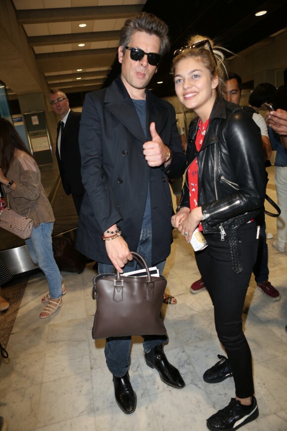 Benjamin Biolay et Louane Emera arrivent à l'aéroport de Nice dans le cadre du 70e Festival International du Film de Cannes, le 16 mai 2017.