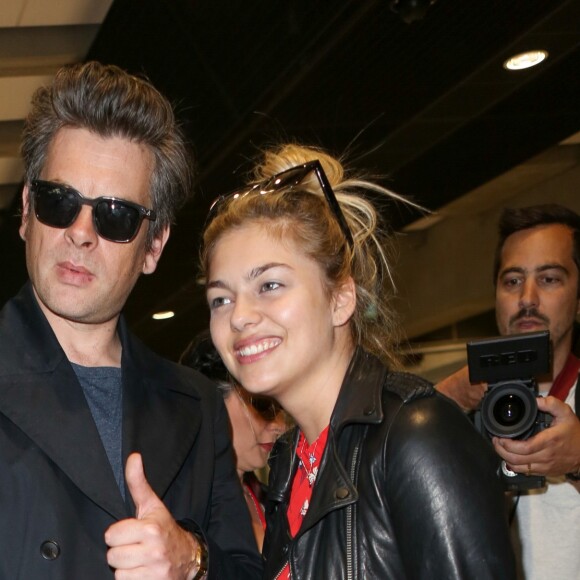 Benjamin Biolay et Louane Emera arrivent à l'aéroport de Nice dans le cadre du 70e Festival International du Film de Cannes, le 16 mai 2017.