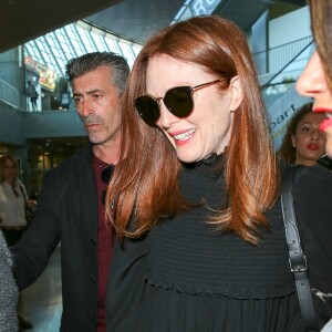 Julianne Moore arrive à l'aéroport de Nice-Côte d'Azur pour assister au 70e Festival International du Film de Cannes, à Nice, France, le 16 mai 2017.