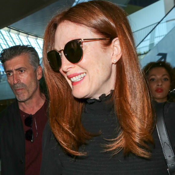 Julianne Moore arrive à l'aéroport de Nice-Côte d'Azur pour assister au 70e Festival International du Film de Cannes, à Nice, France, le 16 mai 2017.