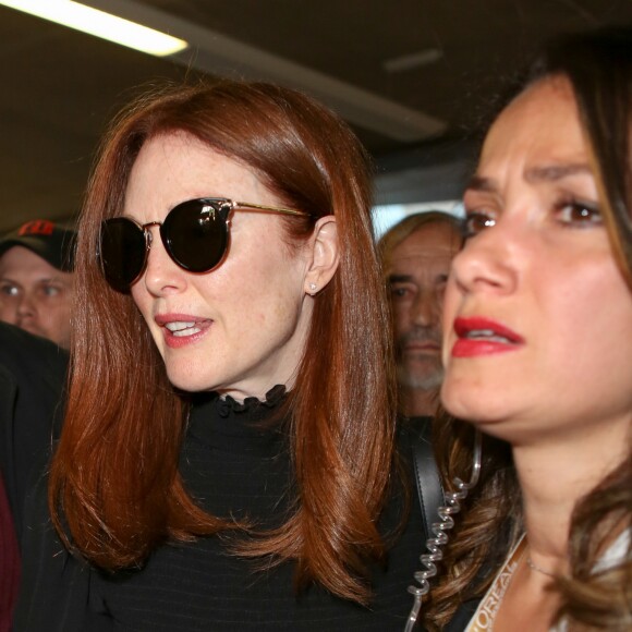 Julianne Moore arrive à l'aéroport de Nice-Côte d'Azur pour assister au 70e Festival International du Film de Cannes, à Nice, France, le 16 mai 2017.