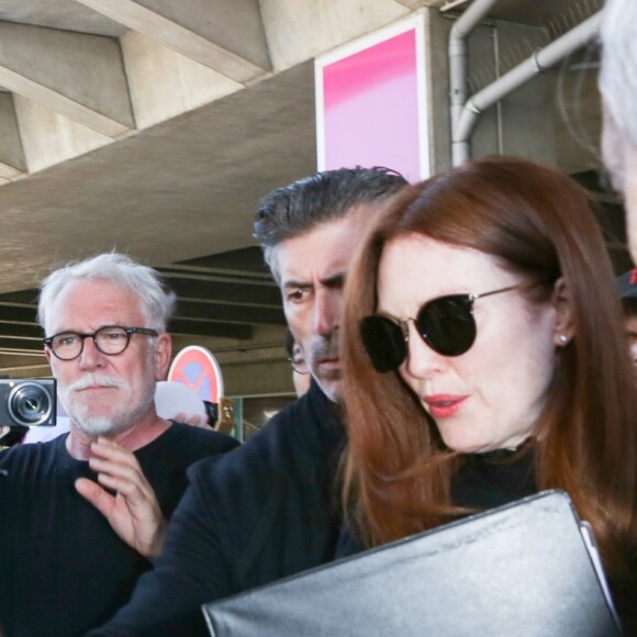 Julianne Moore arrive à l'aéroport de Nice-Côte d'Azur pour assister au 70e Festival International du Film de Cannes, à Nice, France, le 16 mai 2017.