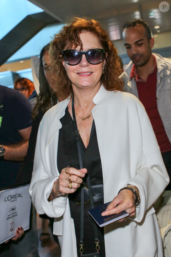 Susan Sarandon arrive à l'aéroport de Nice dans le cadre du 70e Festival International du Film de Cannes, le 16 mai 2017.