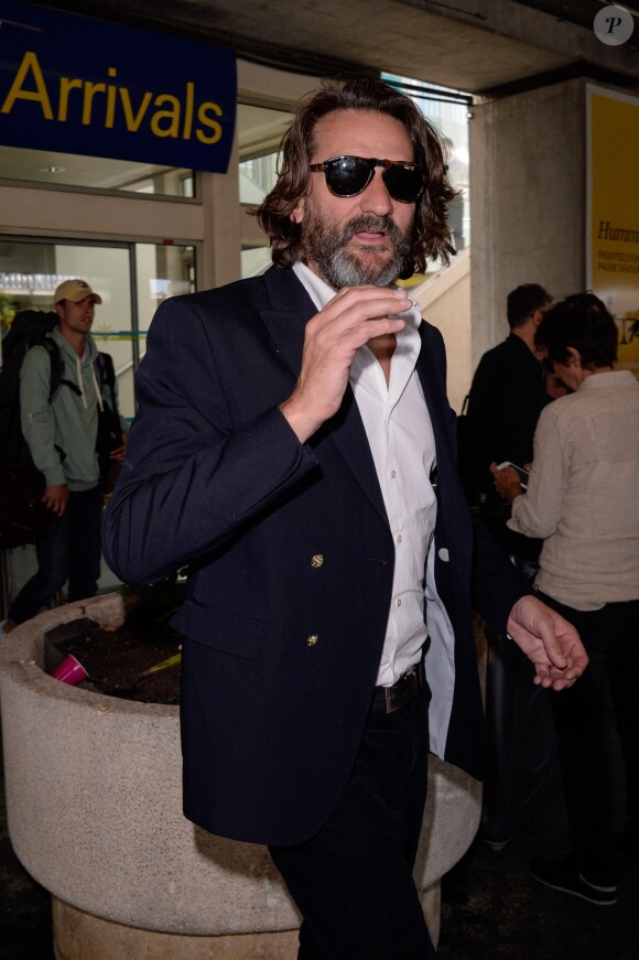 Frédéric Beigbeder arrive à l'aéroport de Nice dans le cadre du 70e Festival International du Film de Cannes, le 16 mai 2017.