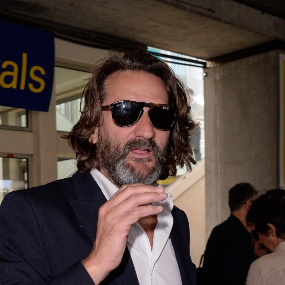 Frédéric Beigbeder arrive à l'aéroport de Nice dans le cadre du 70e Festival International du Film de Cannes, le 16 mai 2017.