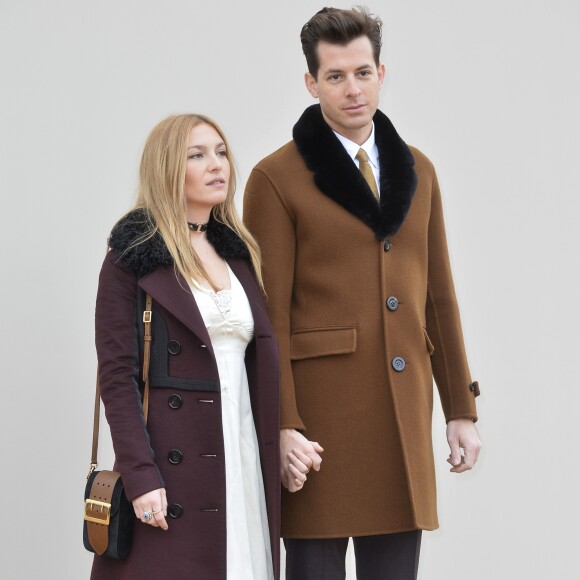 Joséphine De La Baume et son mari Mark Ronson - Photocall lors du défilé Burberry Prorsum Hommes Printemps-Eté 2016 à Londres, le 11 janvier 2016.