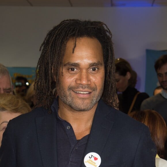 Christian Karembeu (parrain de l'Opération Pièces Jaunes) distribue la Galette des Rois - Lancement de la 27ème édition de l'Opération Pièces Jaunes au centre hospitalier (hôpital Delafontaine) de Saint-Denis, le 6 janvier 2016.