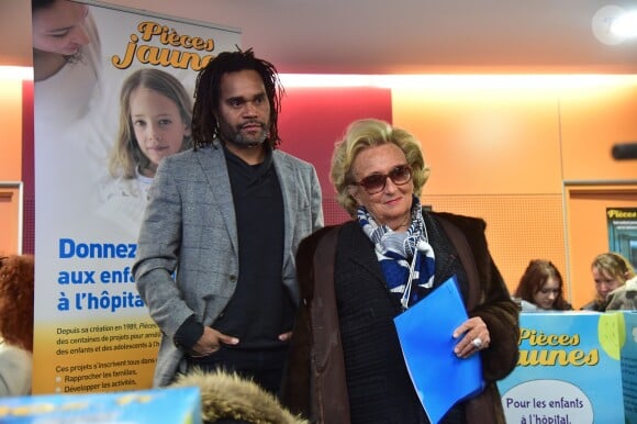 Bernadette Chirac et Christian Karembeu. Lancement de l'Opération Pièces Jaunes au Centre Hospitalier Intercommunal de Robert Ballanger à Aulnay-Sous-Bois le 7 janvier 2015.