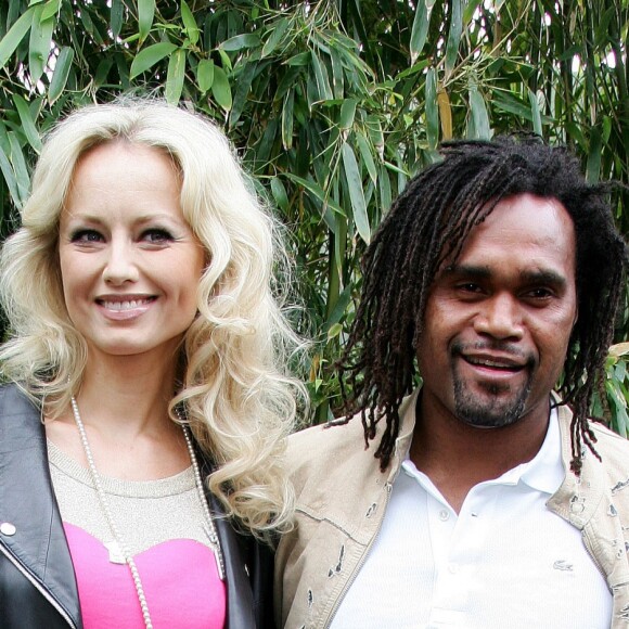 Christian Karembeu et sa femme Adriana Karembeu lors de la finale du tournoi de tennis de Roland Garros à Paris, le 6 juin 2010.