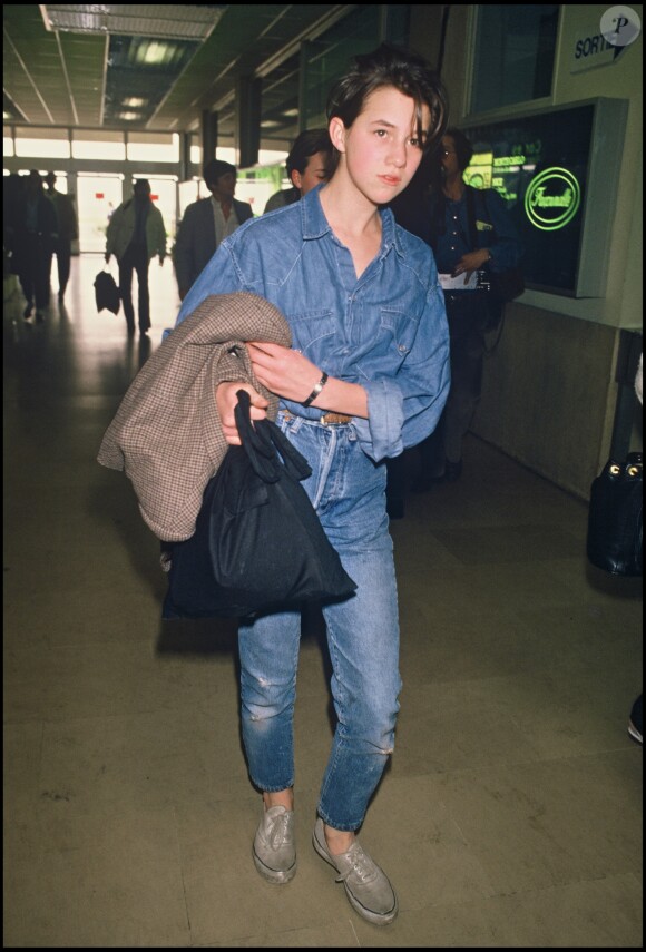 Charlotte Gainsbourg arrivant à Cannes en 1986