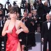 Bella Hadid (robe Alexandre Vauthier) - Montée des marches du film "La fille inconnue" lors du 69ème Festival International du Film de Cannes. Le 18 mai 2016.