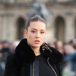 Adèle Exarchopoulos (enceinte) - Arrivées au défilé de mode prêt-à-porter automne-hiver 2017/2018 "Louis Vuitton" au Musée du Louvre à Paris. Le 7 mars 2017