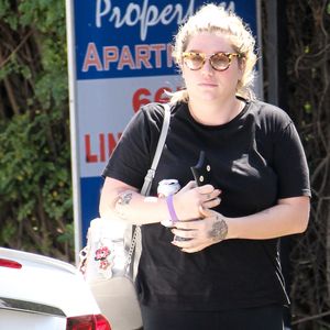 Exclusif - Kesha arrive en mules de la marque Gucci dans un cabinet médical à Los Angeles, Californie, Etats-Unis, le 8 mai 2017. © CPA/Bestimage