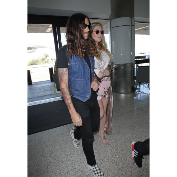 Kesha et son compagnon Brad Ashenfelter arrivent à l'aéroport de LAX à Los Angeles, le 29 mars 2017