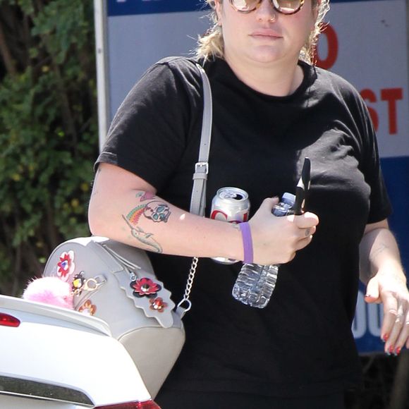 Exclusif - Kesha arrive en mules de la marque Gucci dans un cabinet médical à Los Angeles, Californie, Etats-Unis, le 8 mai 2017. © CPA/Bestimage