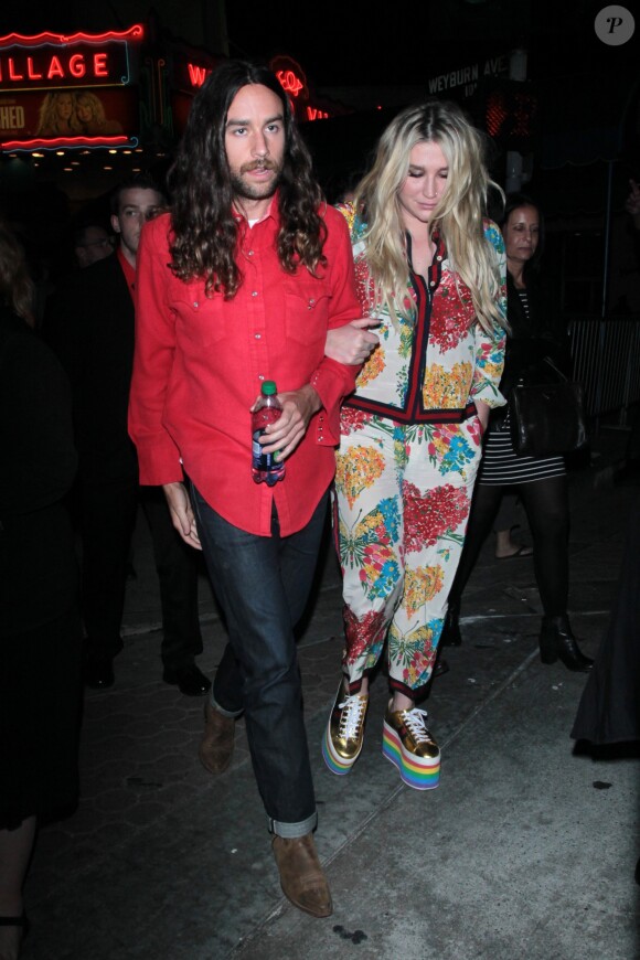 Kesha et son compagnon Brad Ashenfelter quittent l'afterparty de la soirée "Snatched" à Los Angeles le 11 mai 2017.