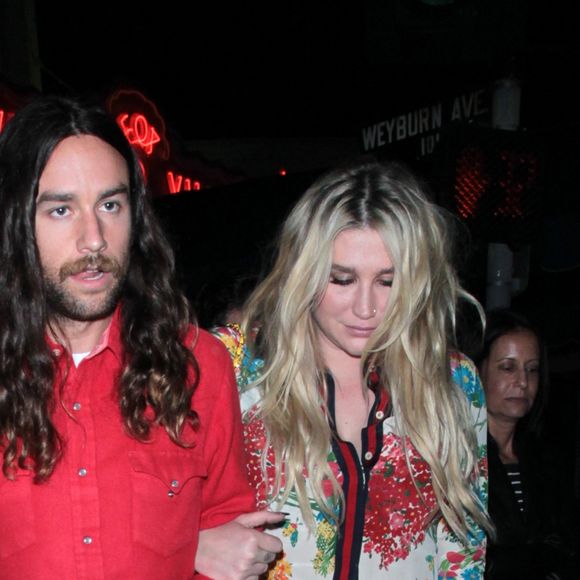 Kesha et son compagnon Brad Ashenfelter quittent l'afterparty de la soirée "Snatched" à Los Angeles le 11 mai 2017.
