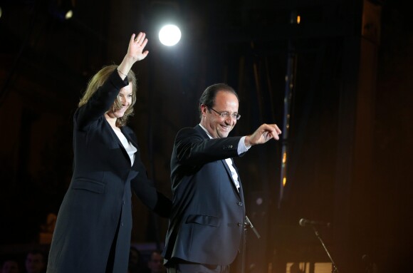 François Hollande, le soir de sa victoire à l'élection présidentielle, en compagnie de Valérie Trierweiler, le 6 mai 2012 à Paris.