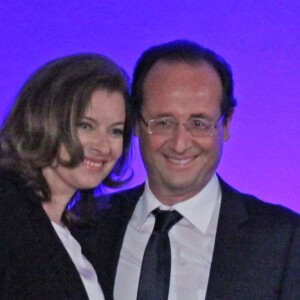 François Hollande, le soir de sa victoire à l'élection présidentielle, en compagnie de Valérie Trierweiler, le 6 mai 2012 à Tulle.
