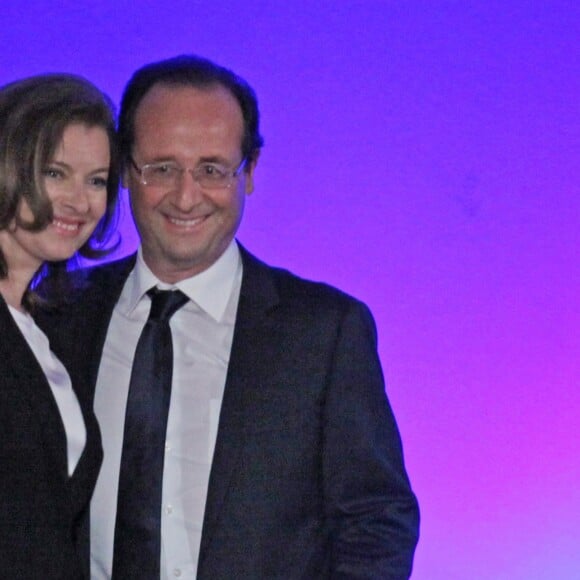 François Hollande, le soir de sa victoire à l'élection présidentielle, en compagnie de Valérie Trierweiler, le 6 mai 2012 à Tulle.
