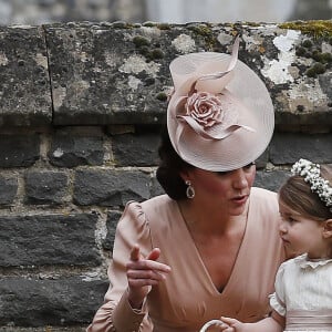 Kate Middleton (avec sa fille Charlotte) au mariage de Pippa Middleton et de James Matthews à l'église St Mark à Englefield le 20 mai 2017