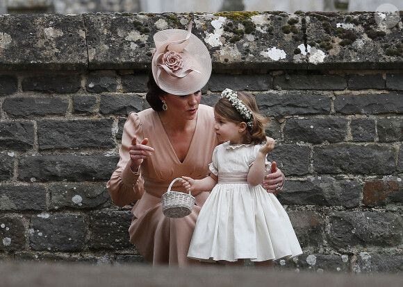 Kate Middleton (avec sa fille Charlotte) au mariage de Pippa Middleton et de James Matthews à l'église St Mark à Englefield le 20 mai 2017