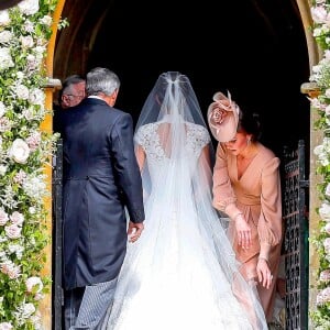 Kate Middleton au mariage de Pippa Middleton (elle l'aide avec sa robe) et de James Matthews à l'église St Mark à Englefield le 20 mai 2017