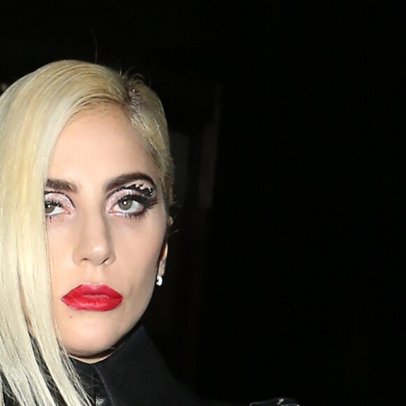 Lady Gaga et des amis à la sortie du club Groucho à Londres, le 6 décembre 2016