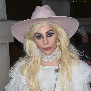 Lady Gaga quitte l'hôtel Langham de Londres habillée en cowgirl le 2 décembre 2016.