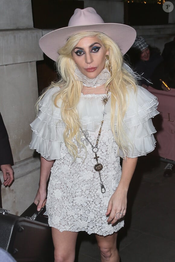 Lady Gaga quitte l'hôtel Langham de Londres habillée en cowgirl le 2 décembre 2016.