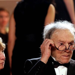 Jean-Louis Trintignant (qui met ses lunettes à l'envers) et sa femme Marianne Hoepfner - Montée des marches du film "Happy End" lors du 70e Festival International du Film de Cannes. Le 22 mai 2017. © Borde-Jacovides-Moreau / Bestimage