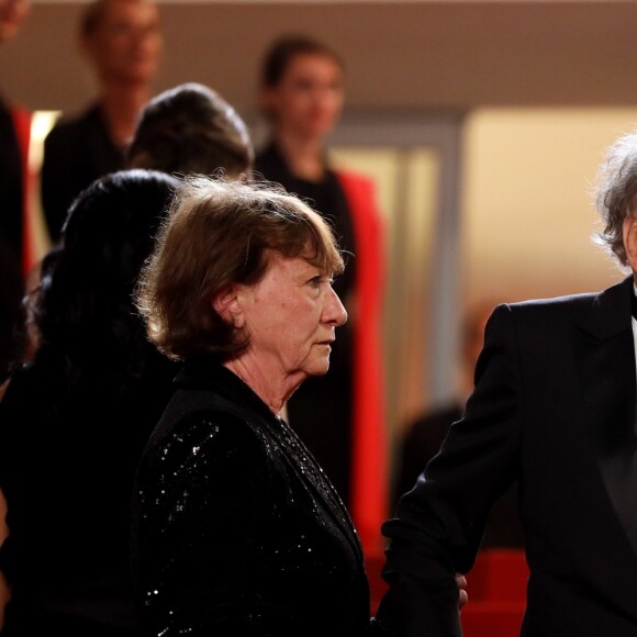 Jean-Louis Trintignant (qui met ses lunettes à l'envers) et sa femme Marianne Hoepfner - Montée des marches du film "Happy End" lors du 70e Festival International du Film de Cannes. Le 22 mai 2017. © Borde-Jacovides-Moreau / Bestimage