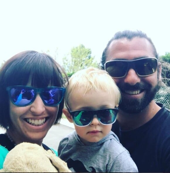 Natasha St-Pier pose avec son fils Bixente et son mari Grégory. Instagram, mai 2017
