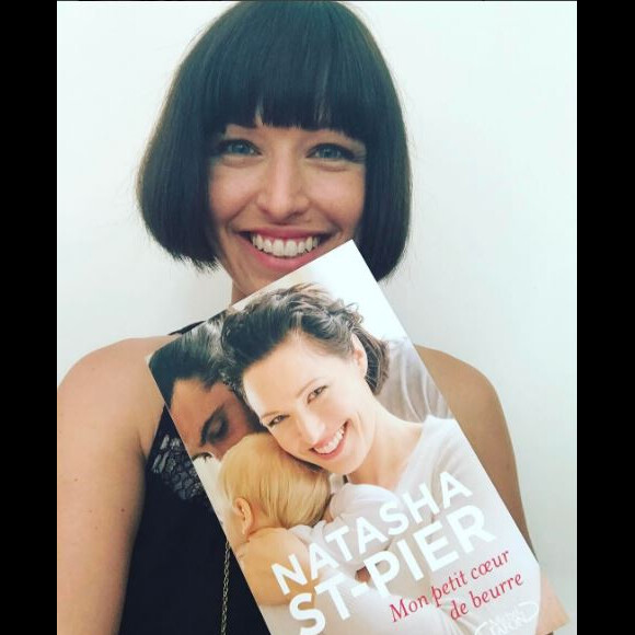 Natasha St-Pier pose avec son livre Mon petit coeur de beurre. Instagram, mai 2017