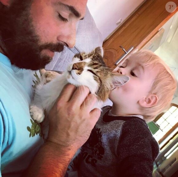 Natasha St-Pier a partagé cette photo de son mari Grégory et de leur fils Bixente. Instagram, mai 2017