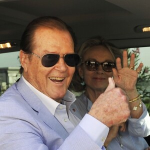 Roger Moore et sa femme Kristina Tholstrup arrivent en bateau pour assister au 70e festival du film de Venise, le 26 août 2013.